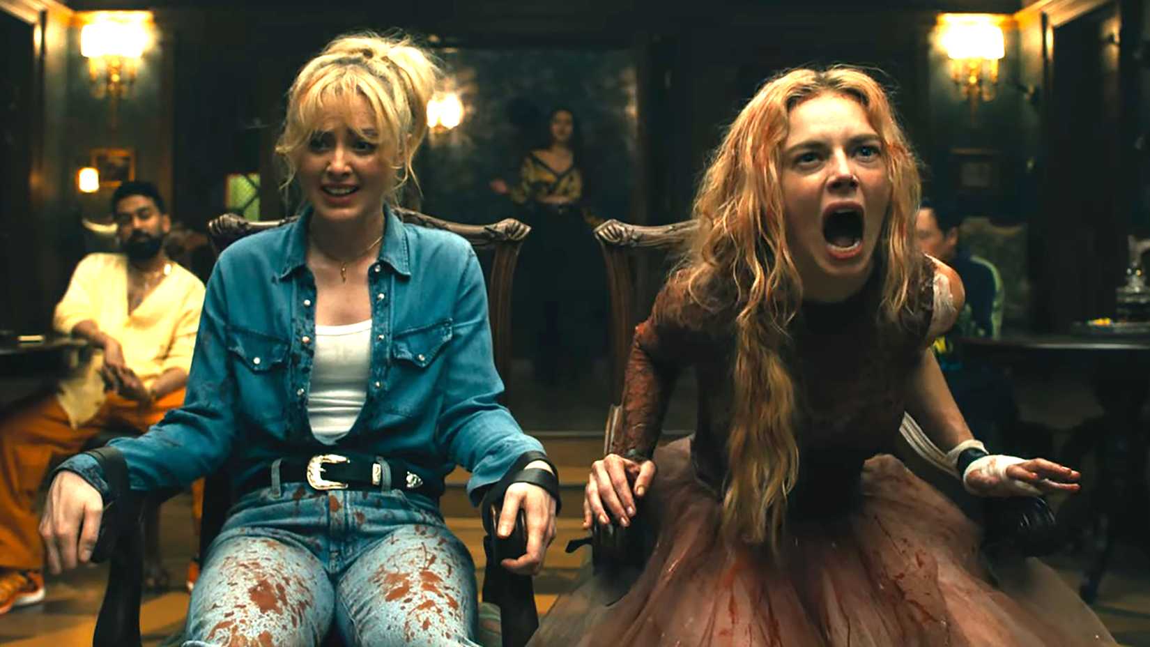 Samara Weaving e Kathryn Newton em cena de Ready or Not 2: Here I Come