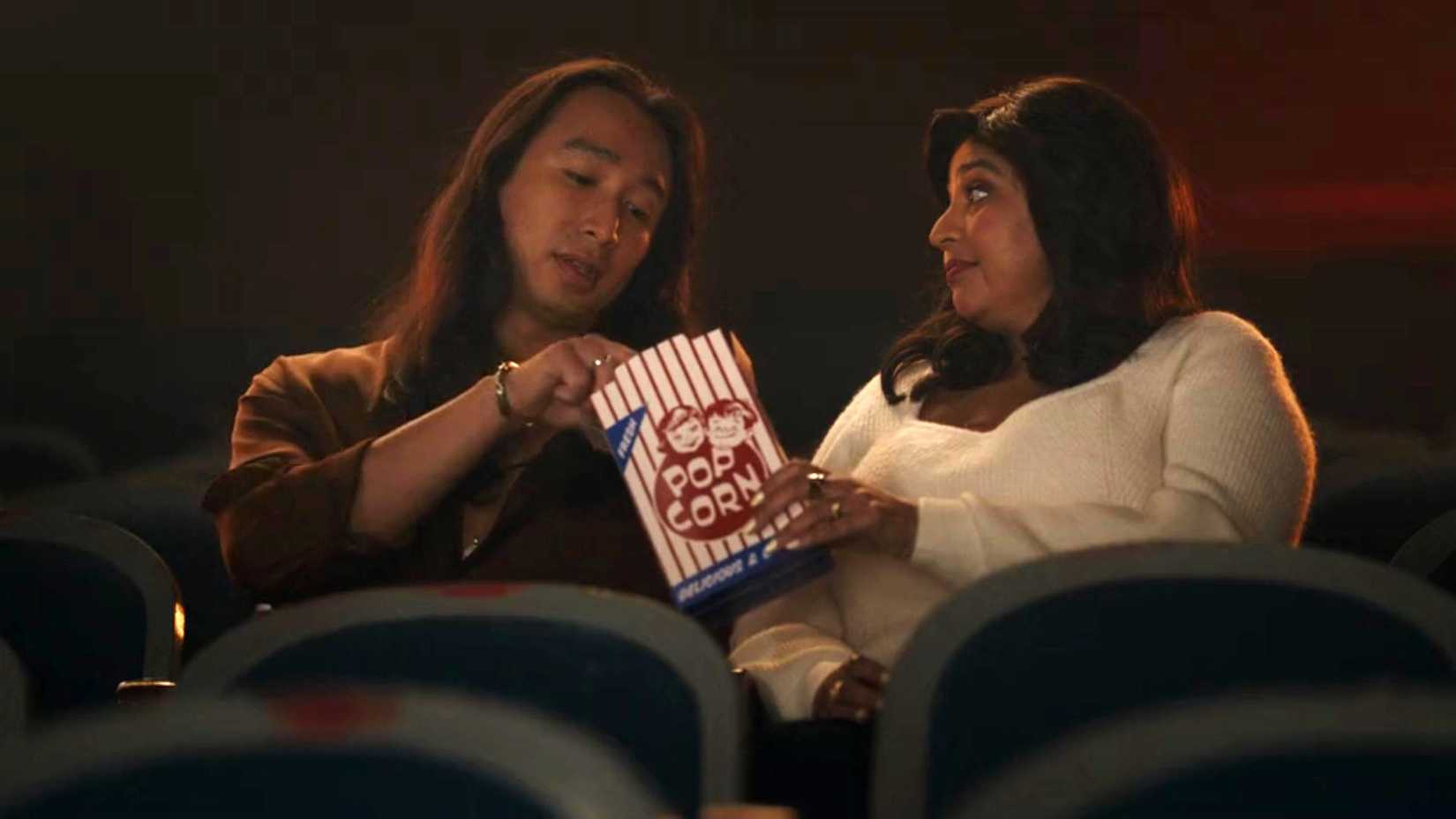 Sass e Bela em um sonho na quinta temporada de Ghosts