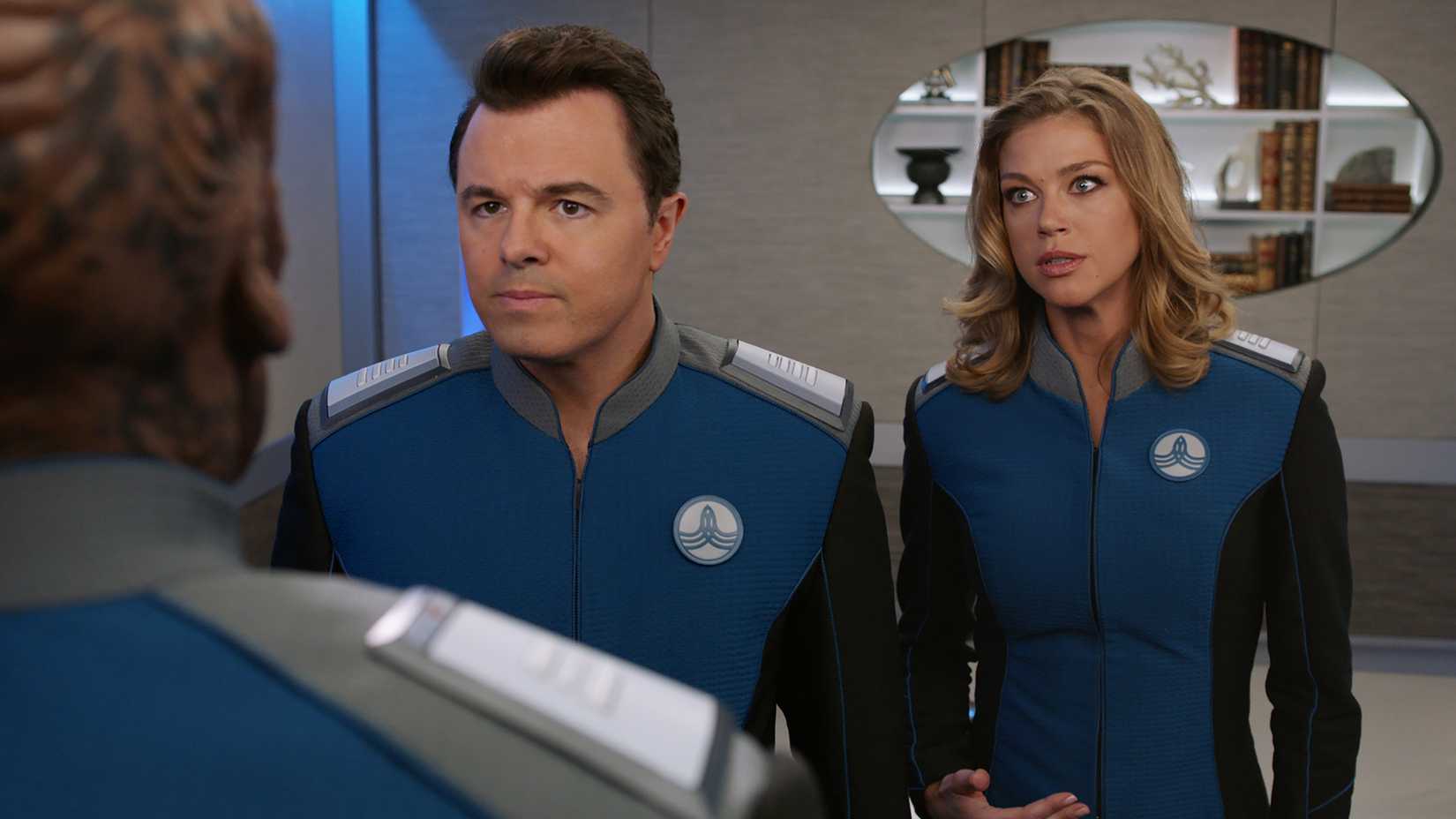 Seth MacFarlane e Adrianne Palicki em The Orville.
