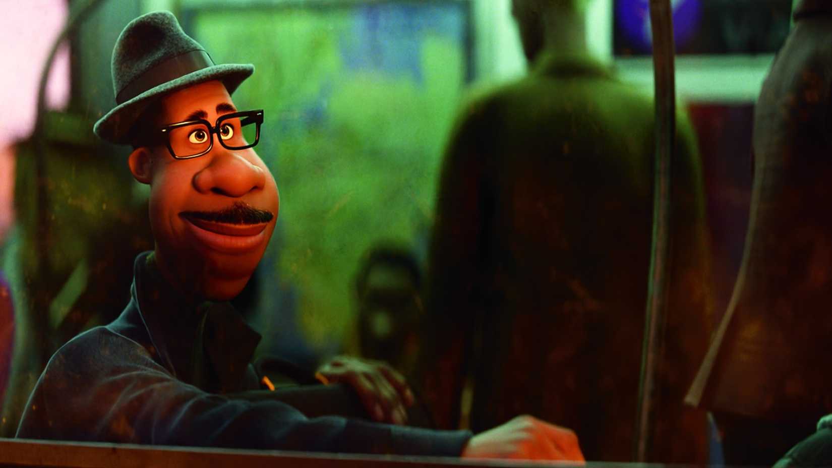 Um homem sorri olhando pela janela em Soul