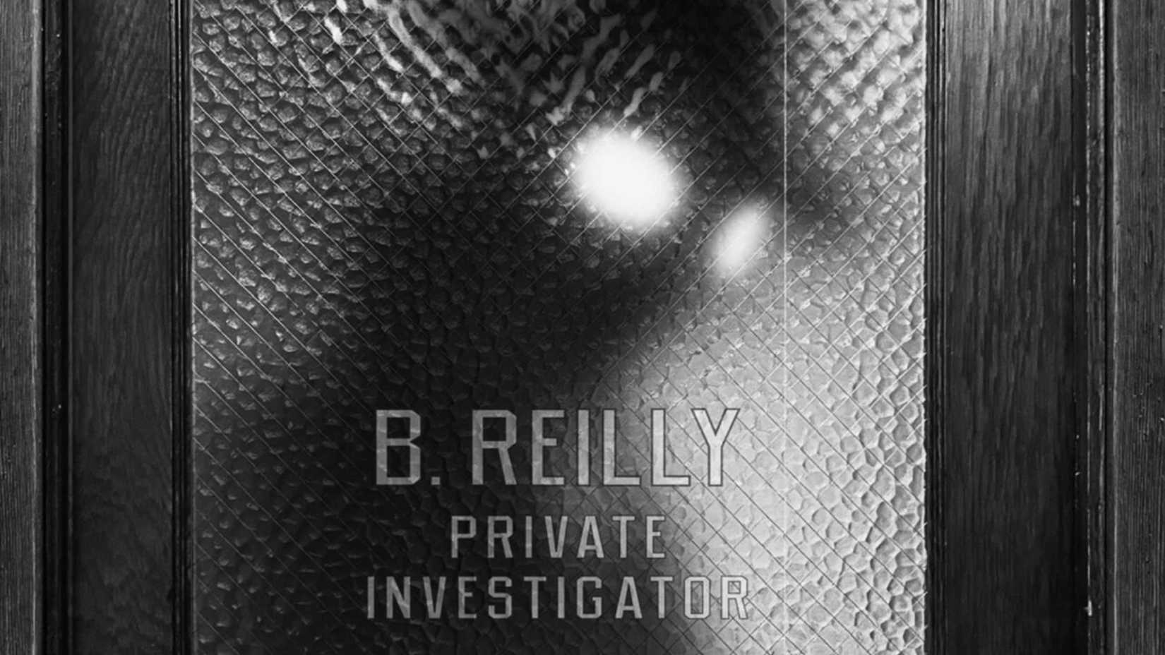 Nicolas Cage como Spider-Man Noir em frente a uma porta de escritório com a inscrição Ben Reilly P.I.