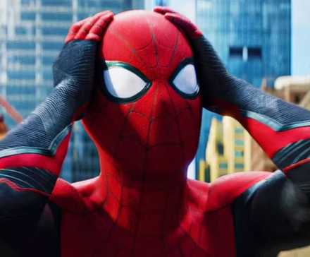 Spider-Man mit seinen Händen auf dem Kopf in Spider-Man: Far From Home