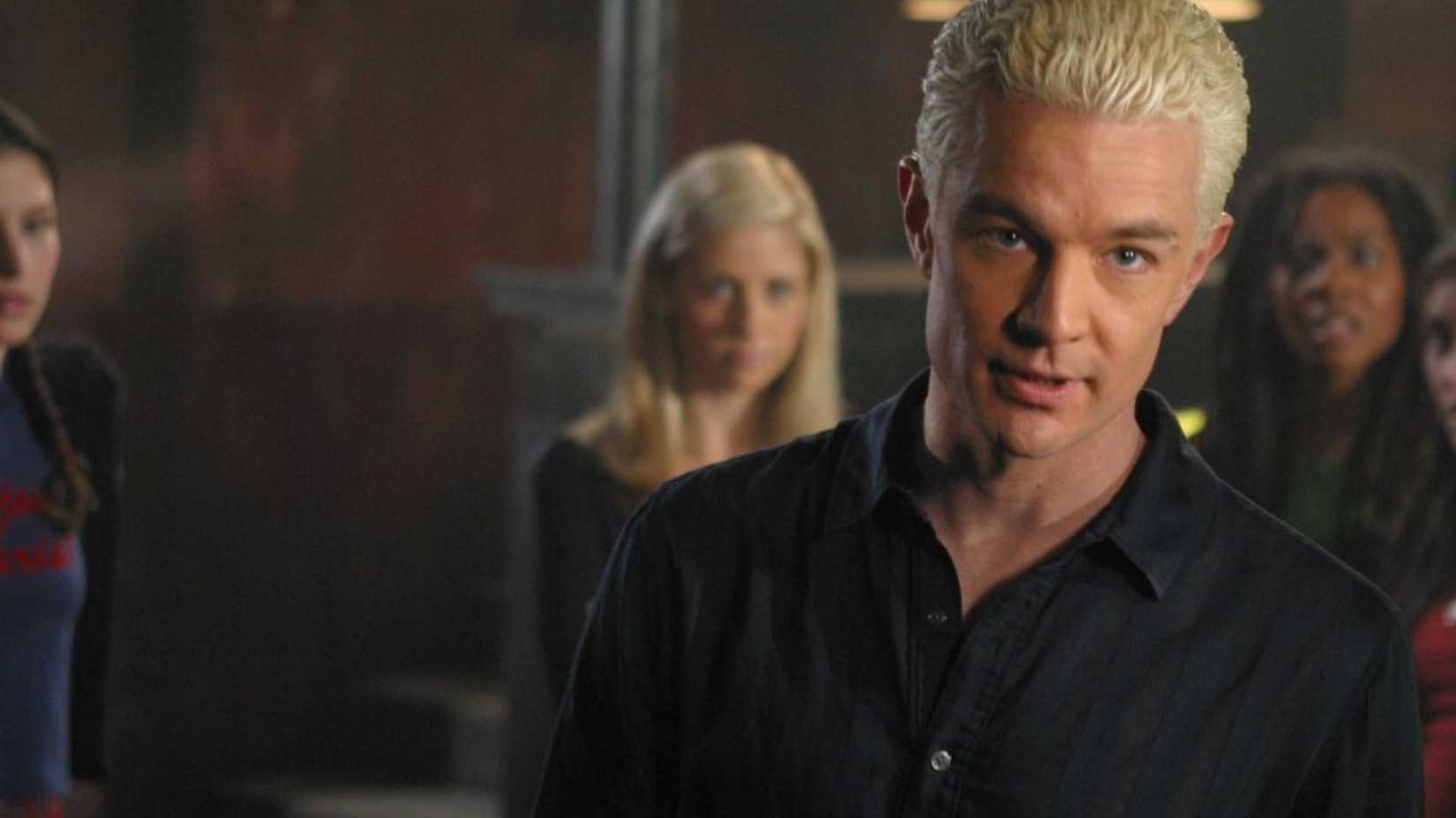 Spike com ar de superioridade enquanto Buffy e as Potenciais estão atrás dele em Buffy the Vampire Slayer