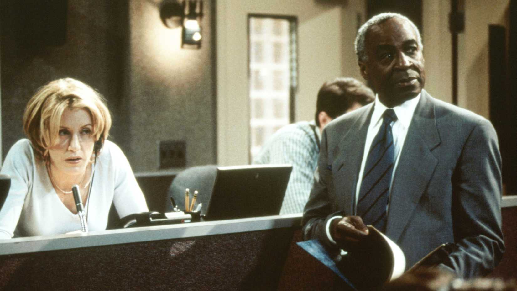 Felicity Huffman e Robert Guillaume como Dana e Isaac em um escritório.