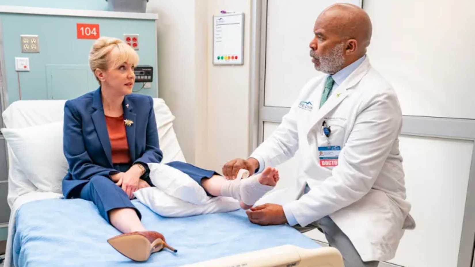 Ron (David Alan Grier) e Joyce (Wendi McLendon-Covey) em St. Denis Medical.