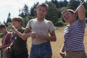 Stand By Me main cast featuring Jerry O'Connell as Vern, scratching his head