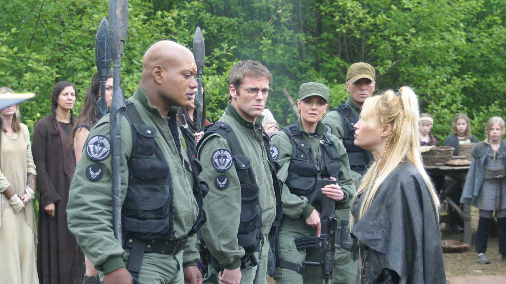 Personagens de Stargate SG-1 recebendo uma missão.