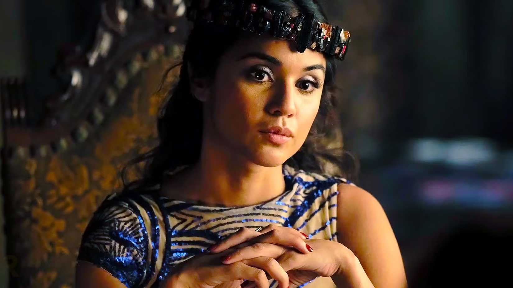 Summer Bishil em The Magicians.