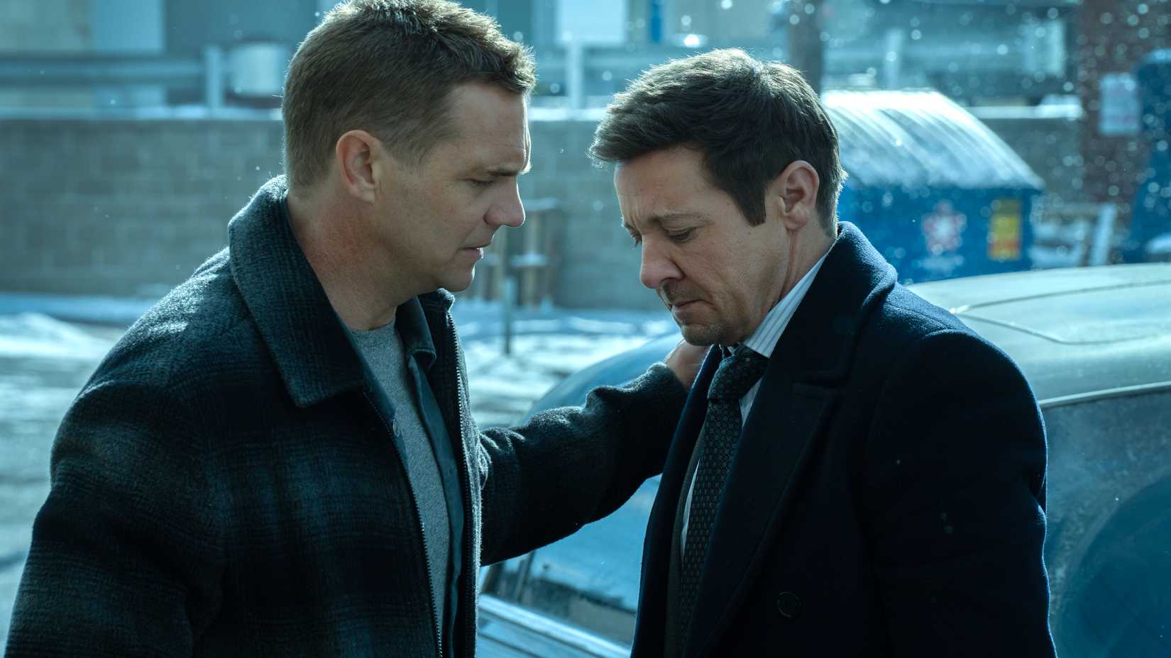 Taylor Handleys Kyle mit seiner Hand traurig auf der Schulter von Jeremy Renners Mike in Staffel 4 von Mayor of Kingstown