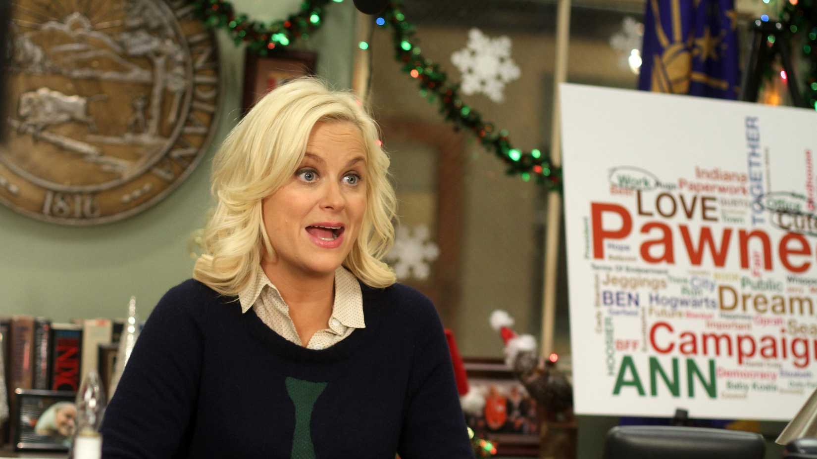 Amy Poehler como Leslie Knope em um episódio de Natal de Parks and Recreation