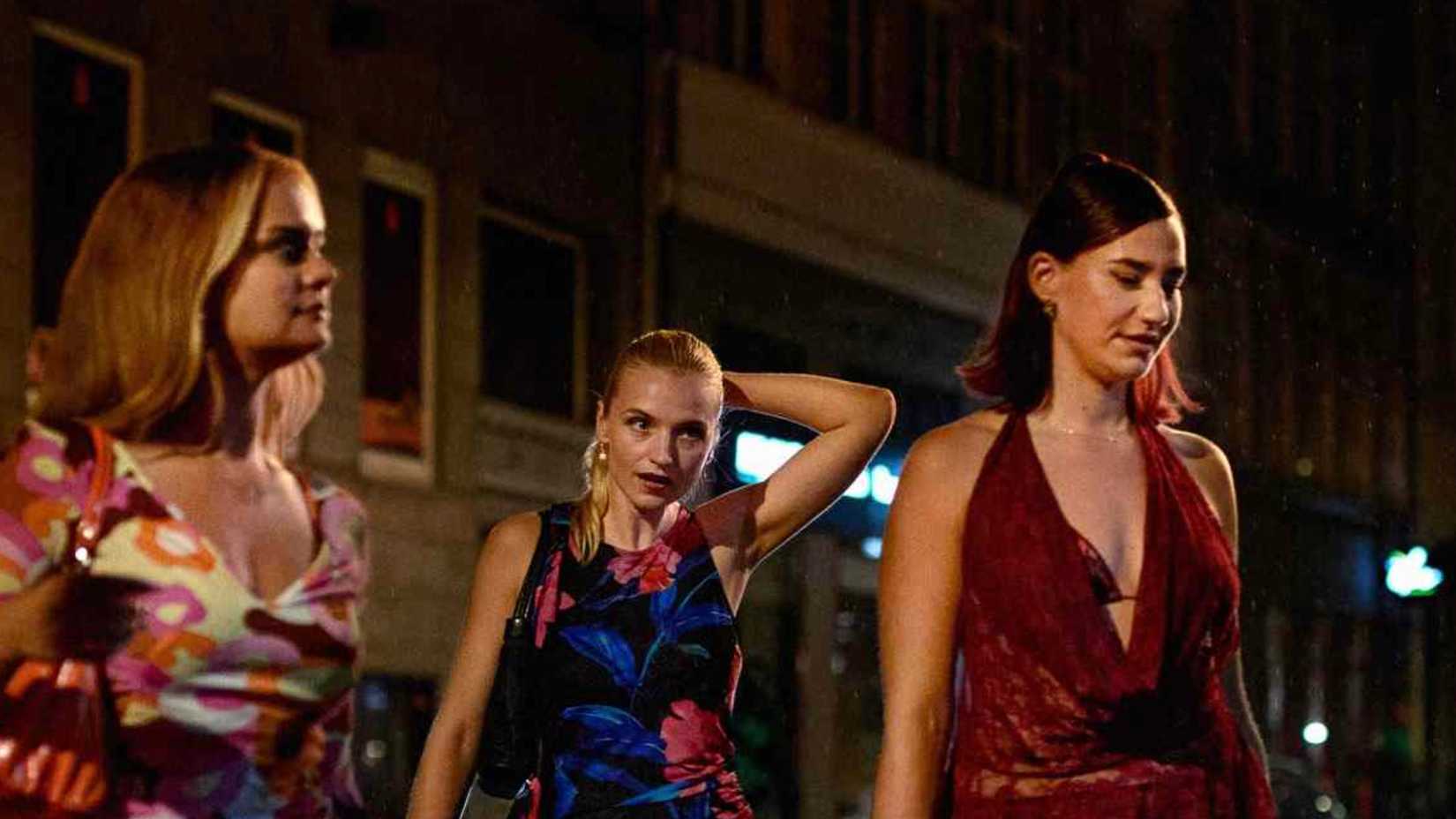 Tea Ashley e outra mulher na rua em The Asset