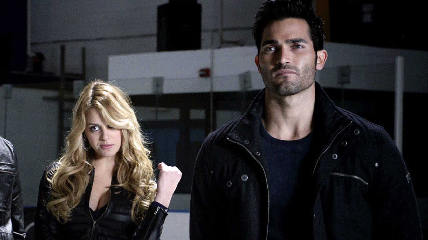 Erica Reyes (Gage Golightly) e Derek Hale (Tyler Hoechlin) encaram algo à distância em Teen Wolf, 2ª temporada.