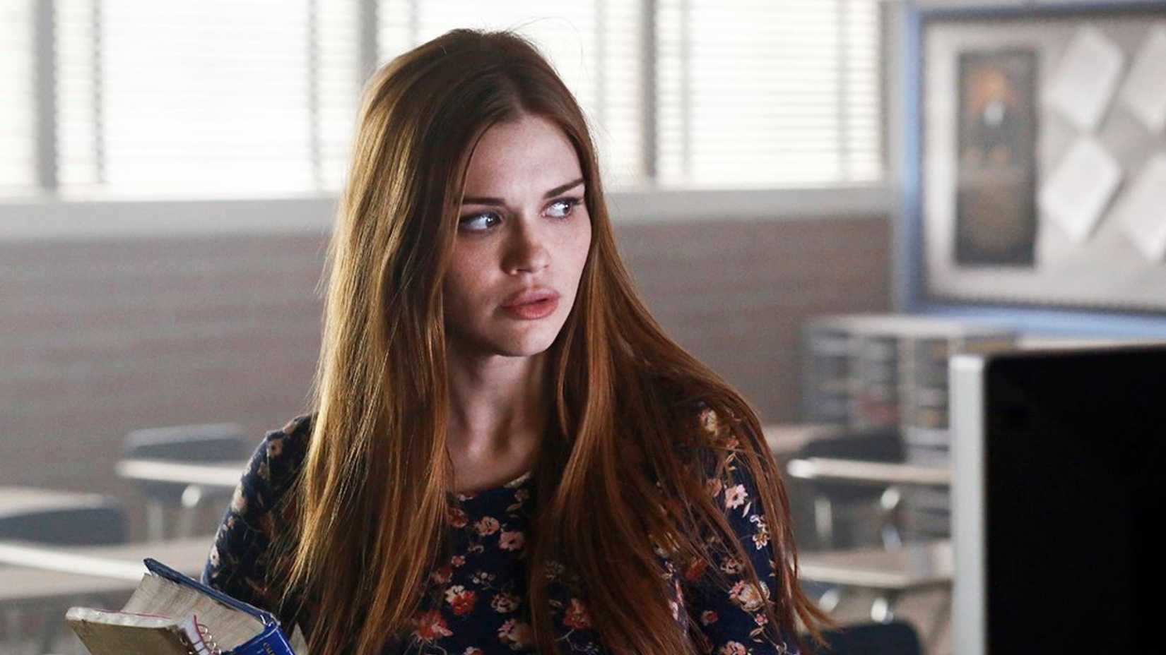 Holland Roden como Lydia Martin, parecendo aflita com as mãos na cabeça na 1ª temporada de Teen Wolf, episódio 6.