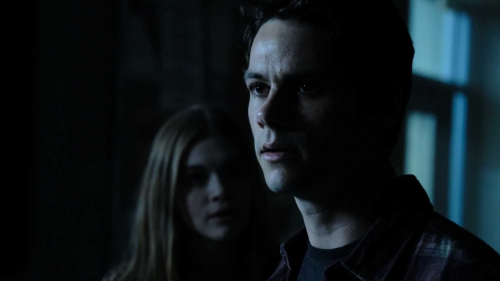 Lydia Martin (Holland Roden) e Stiles Stilinski (Dylan O'Brien) em pesadas sombras na 6ª temporada de Teen Wolf.