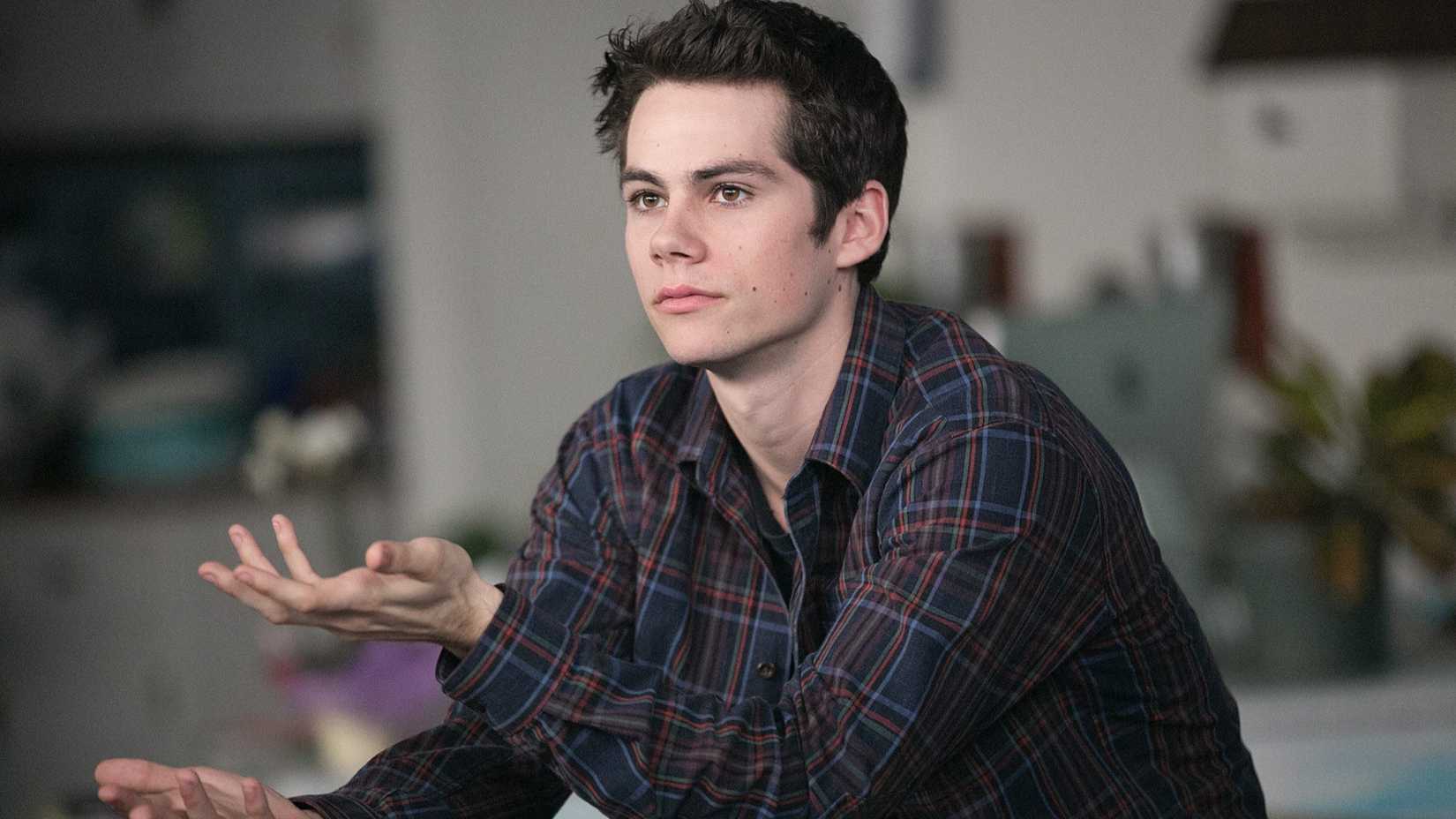 Dylan O'Brien com uma expressão exasperada como Stiles Stilinski em Teen Wolf.