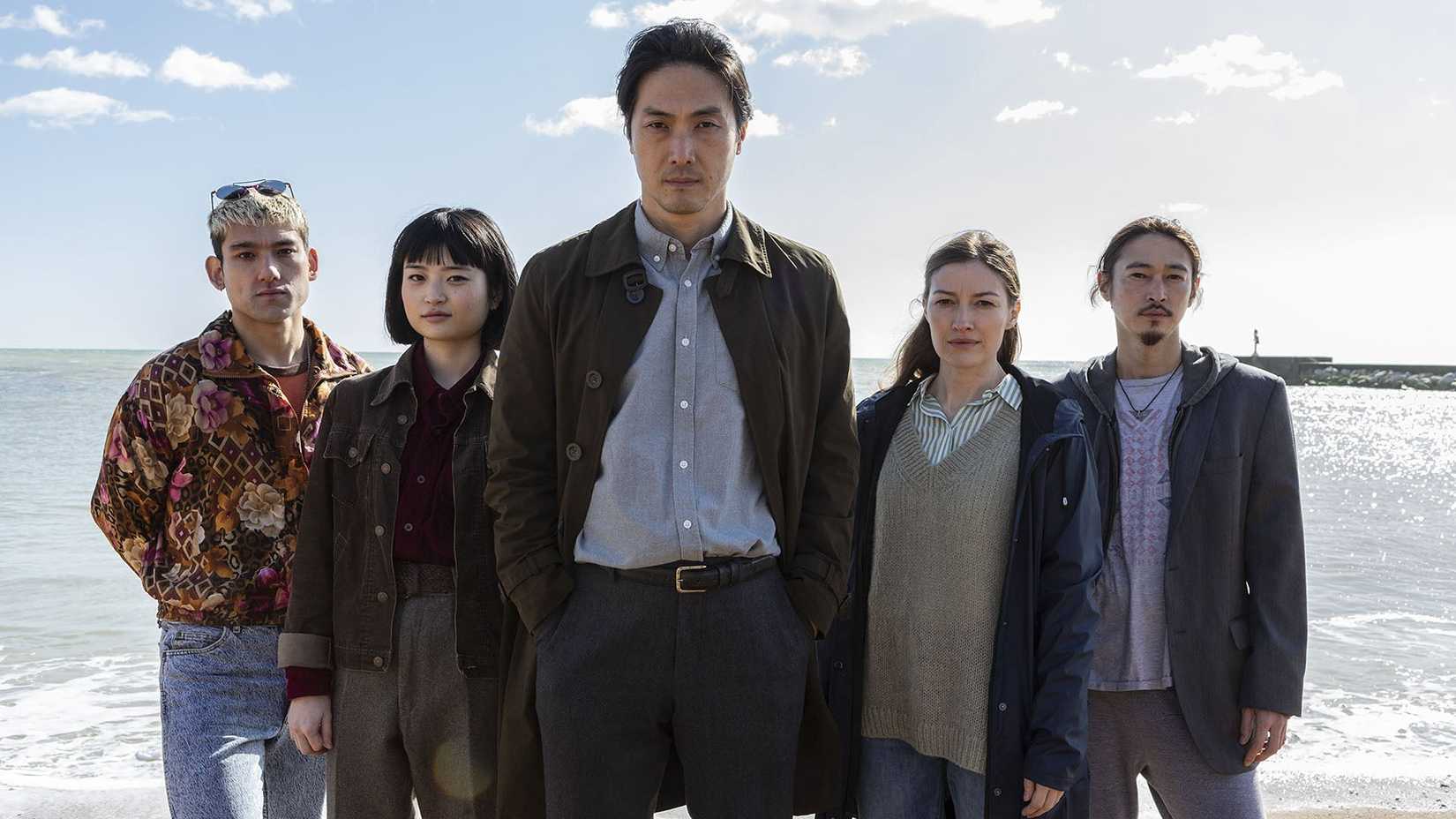 Elenco da série Giri/Haji em uma cena de grupo.