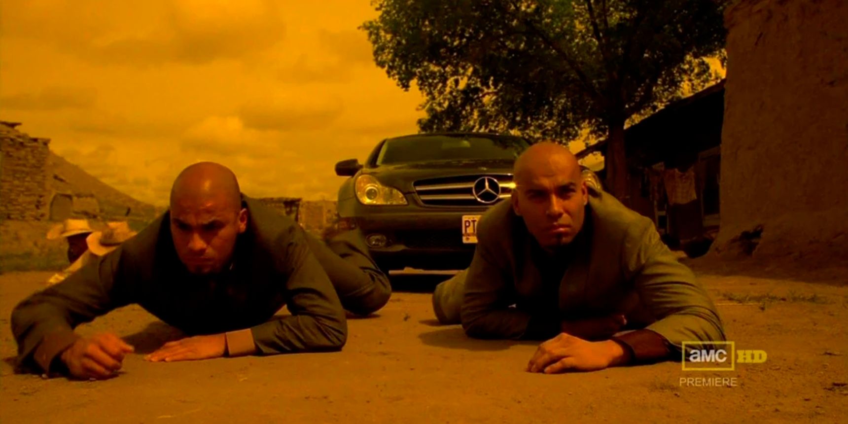 I cugini si avvicinano a un santuario in Breaking Bad