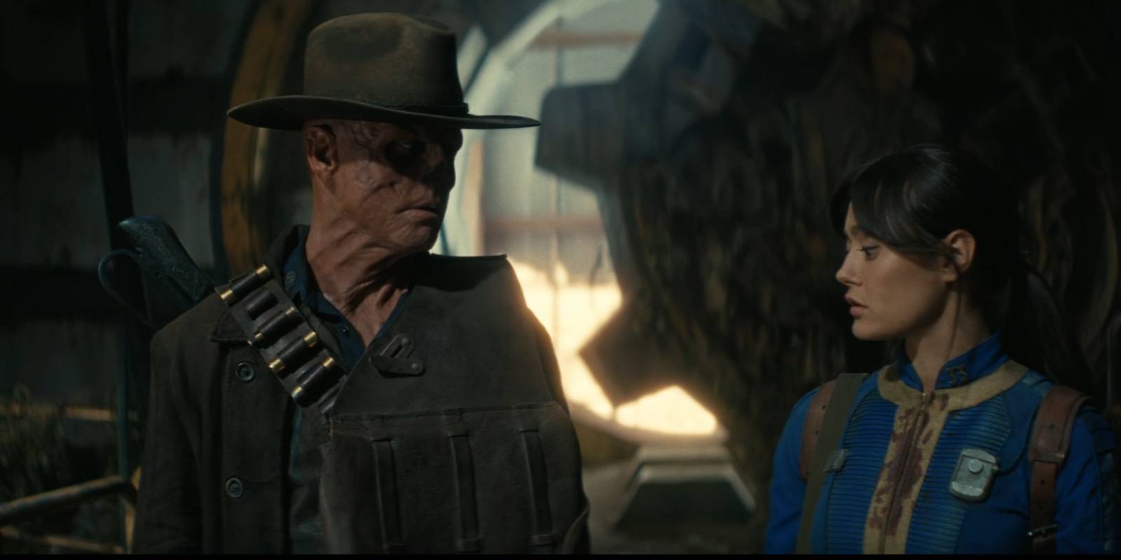 Il Goul (Walton Goggins) e Lucy (Ella Purnell) in un incontro in un rifugio abbandonato