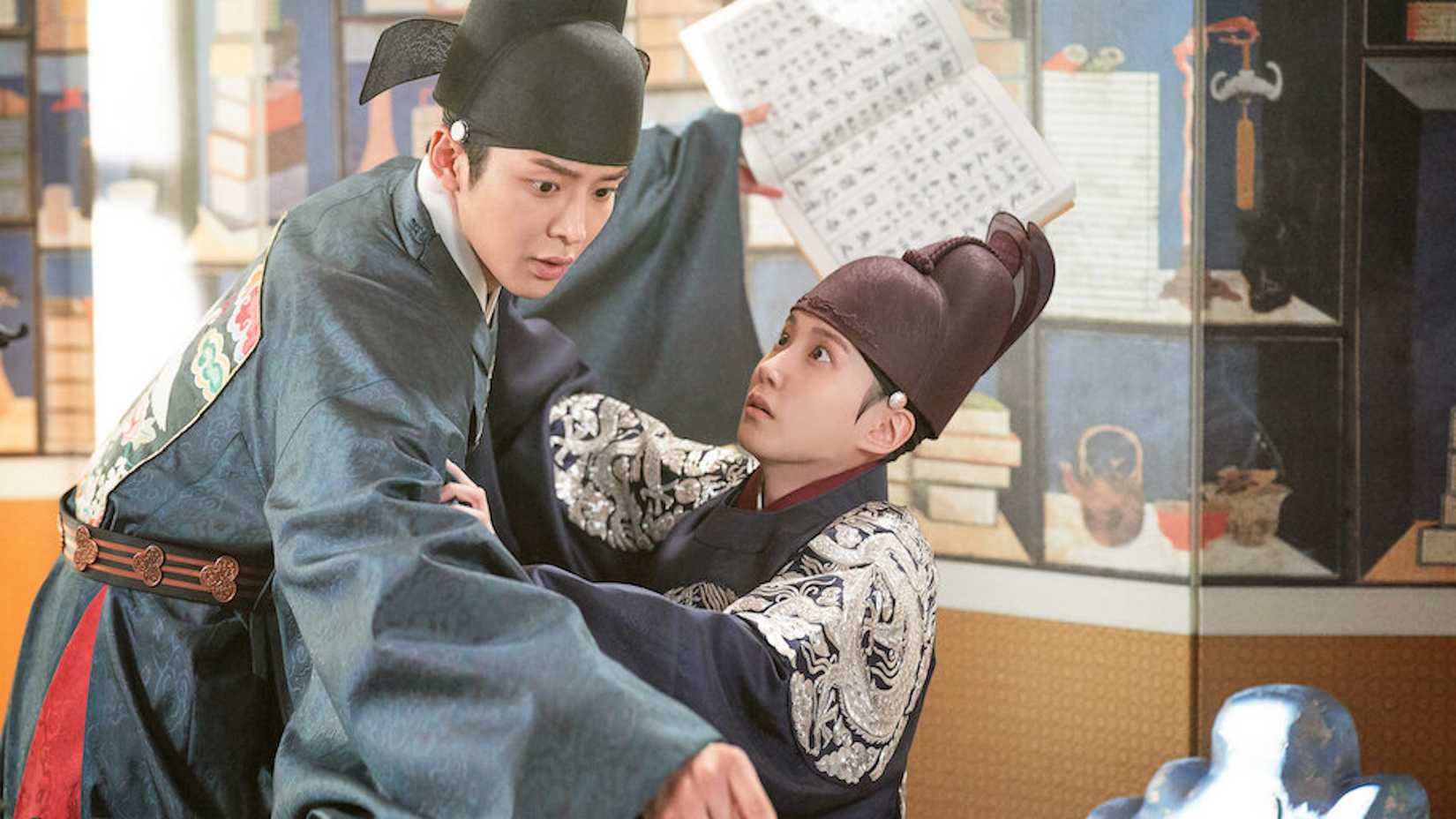 Dam-yi (Park Eun-bin) steadying Jung Ji-woon (Rowoon) in The King's Affection.