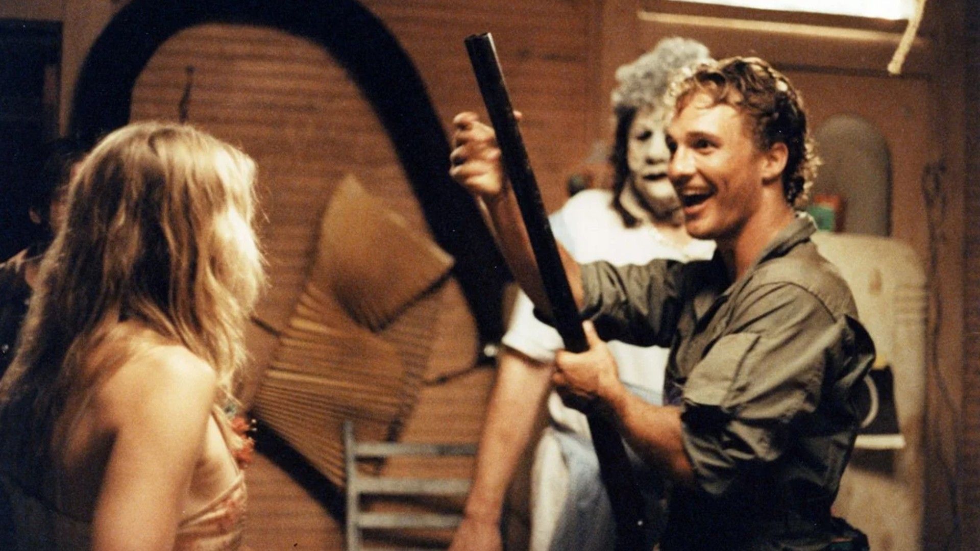 Matthew McConaughey sorride mentre impugna un fucile