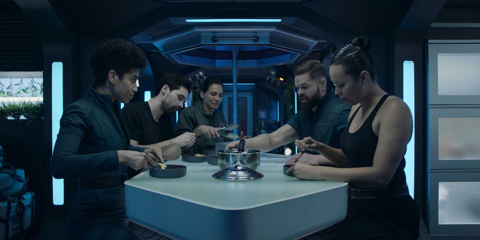 A tripulação da Rocinante compartilhando uma refeição no final de The Expanse