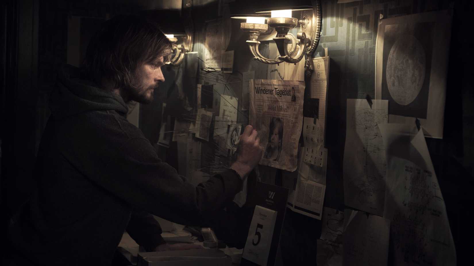 The traveler in front of a wall with newspaper clips in Netflix Dark