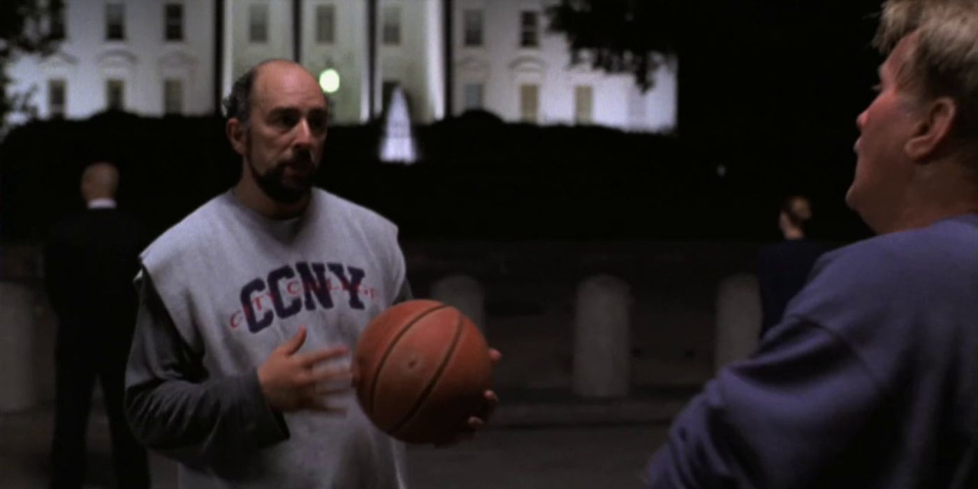 Toby e Bartlet giocano a basket davanti alla Casa Bianca