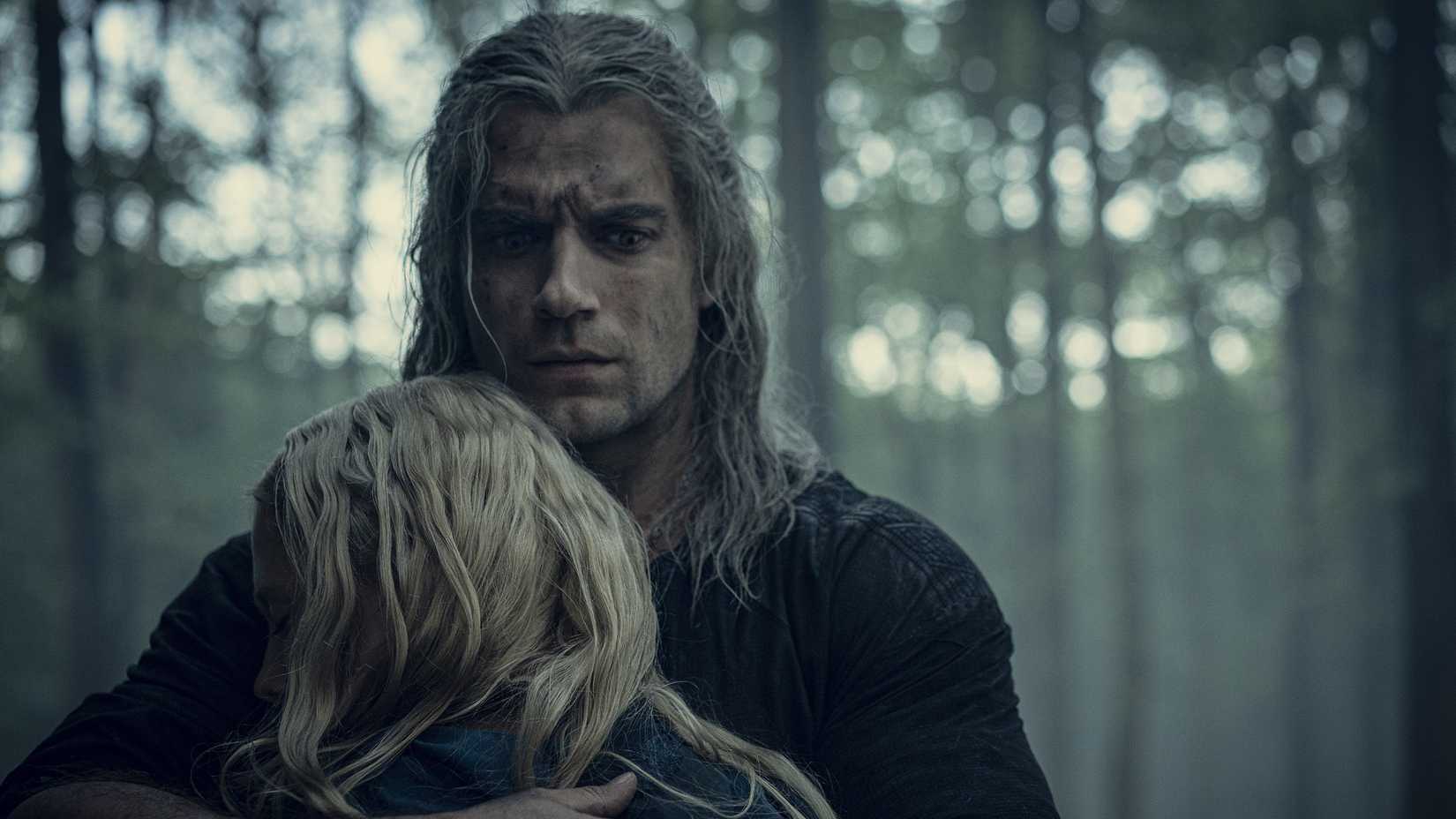 Генри Кавилл в роли Геральта, обнимающий Киру, сыгранную Фрейей Аллан, в *The Witcher*