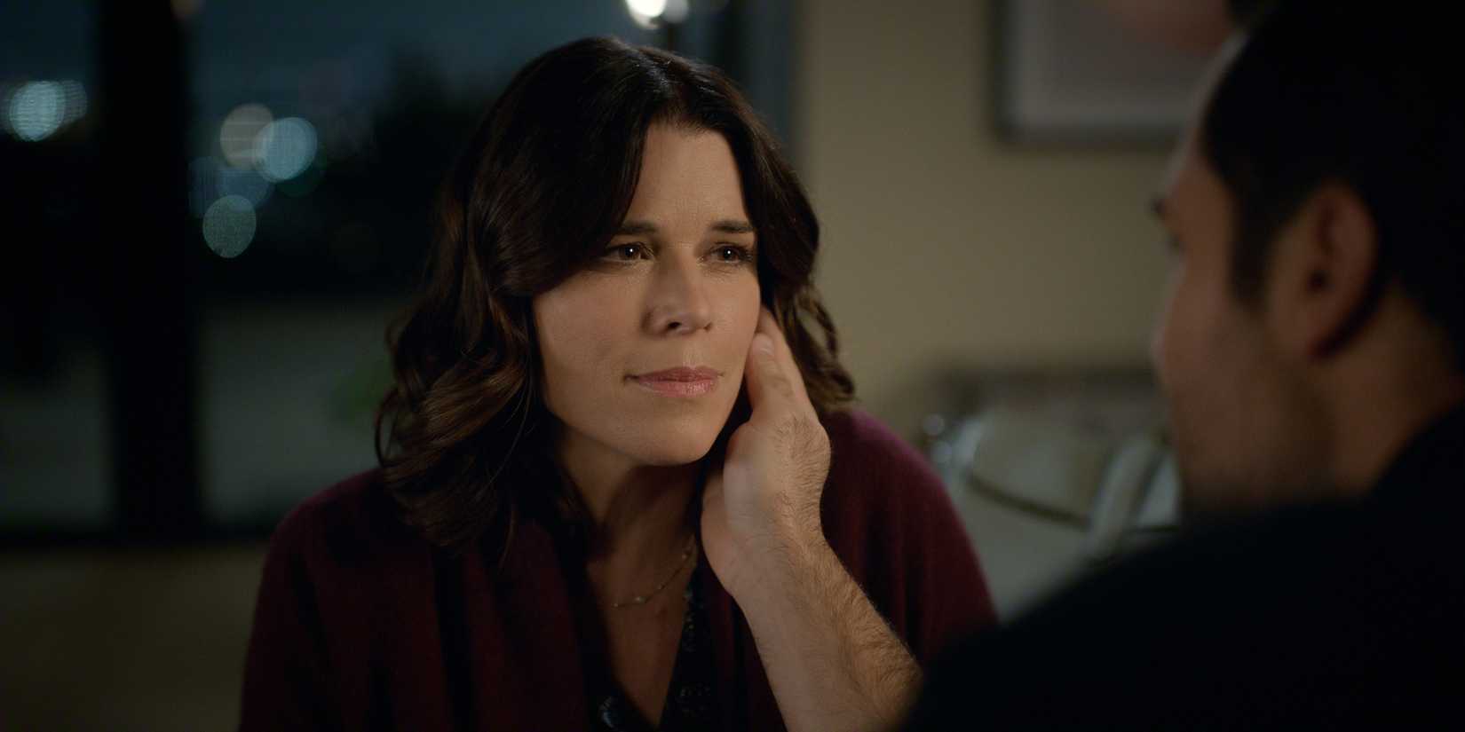 Neve Campbell com Manuel Garcia-Rulfo em um episódio da 4ª temporada de The Lincoln Lawyer