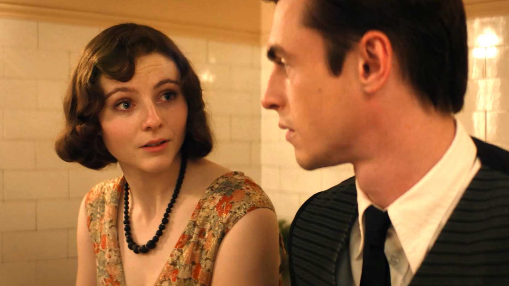 Thomasin McKenzie como Rose e Ben Radcliffe como Eric em Fackham Hall