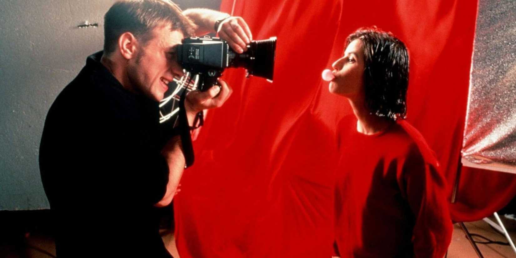 Uma mulher tirando uma foto em Três Cores: Vermelho