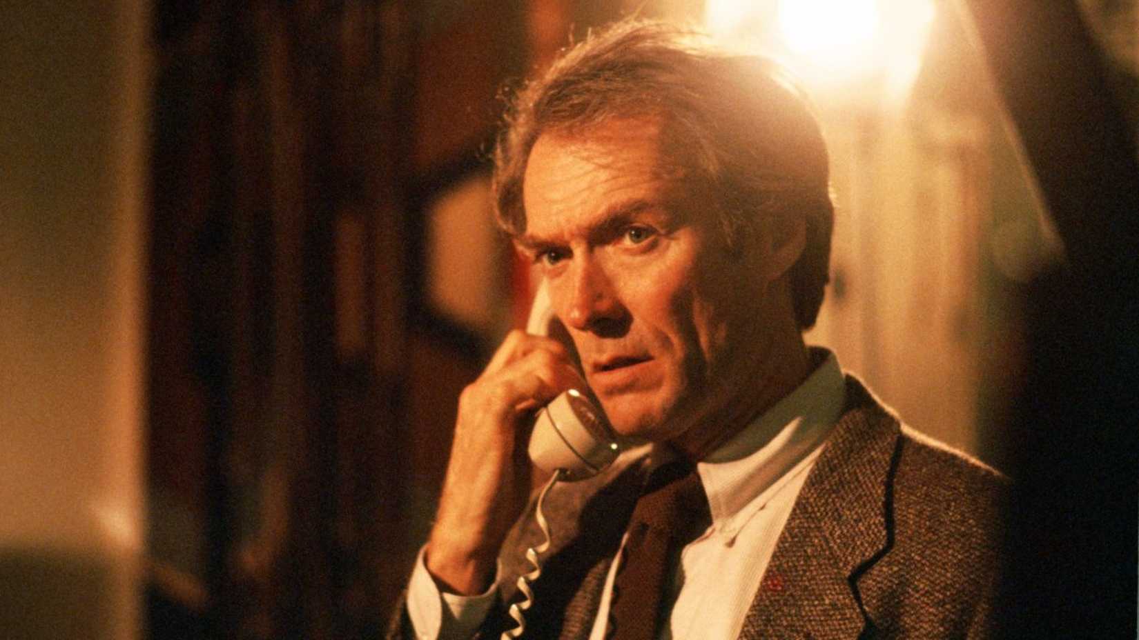 Clint Eastwood habla por teléfono en Tightrope