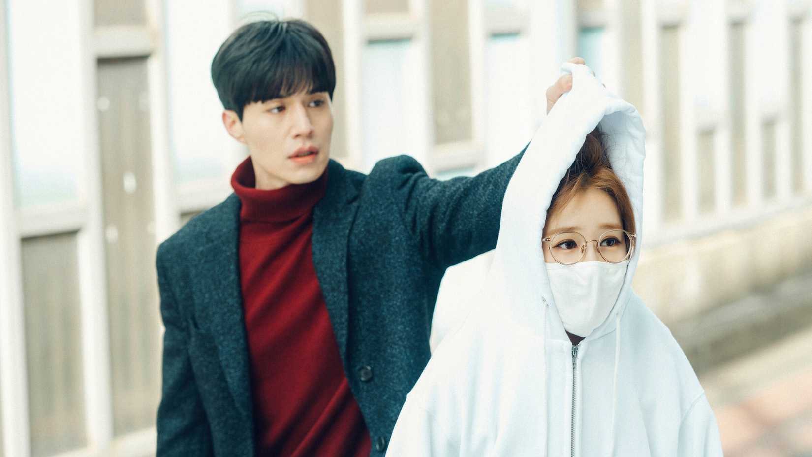 Kwon Jung-rok (Lee Dong-wook) holding the hood of Oh Jin-shim's (You In-na) sweatshirt in Touch Your Heart.