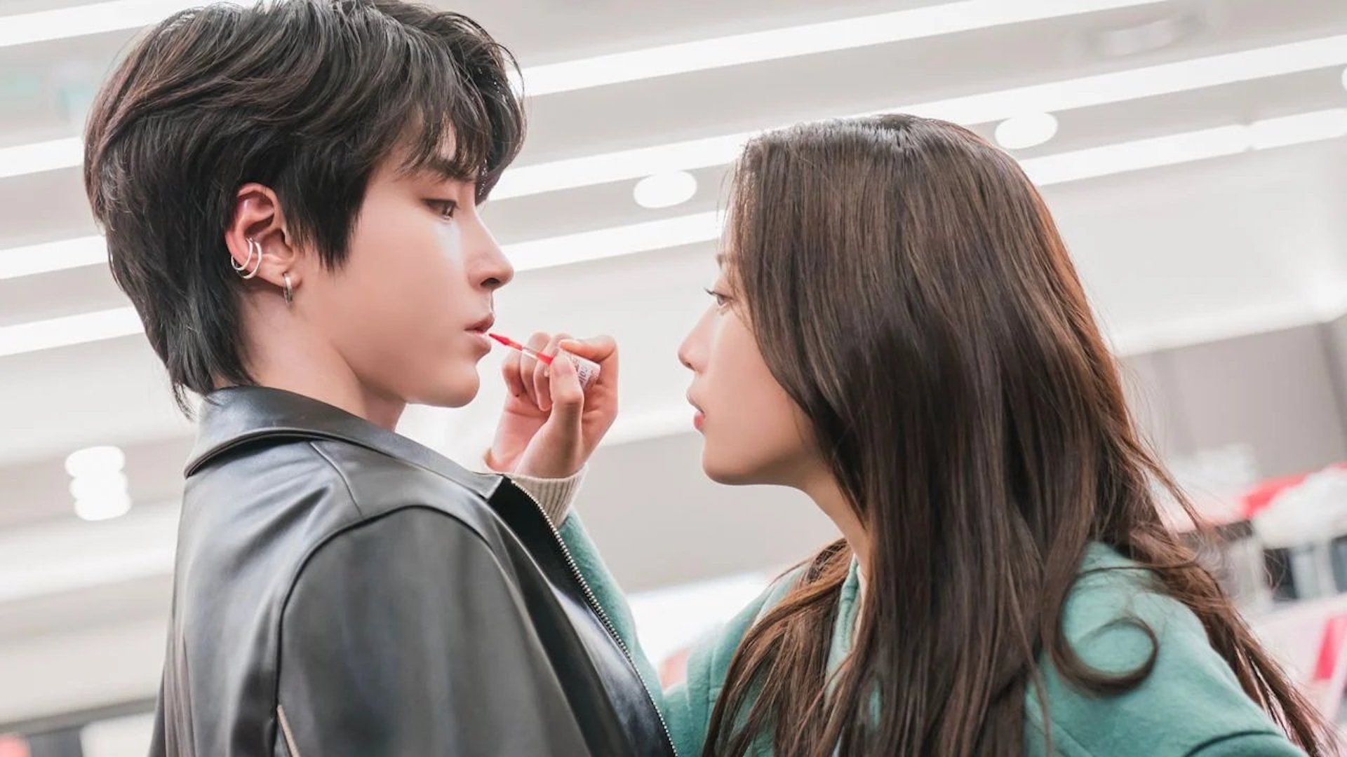 Lim Ju-kyung (Moon Ga-young) applying lip tint to Han Seo-jun (Hwang In-youp) in True Beauty.
