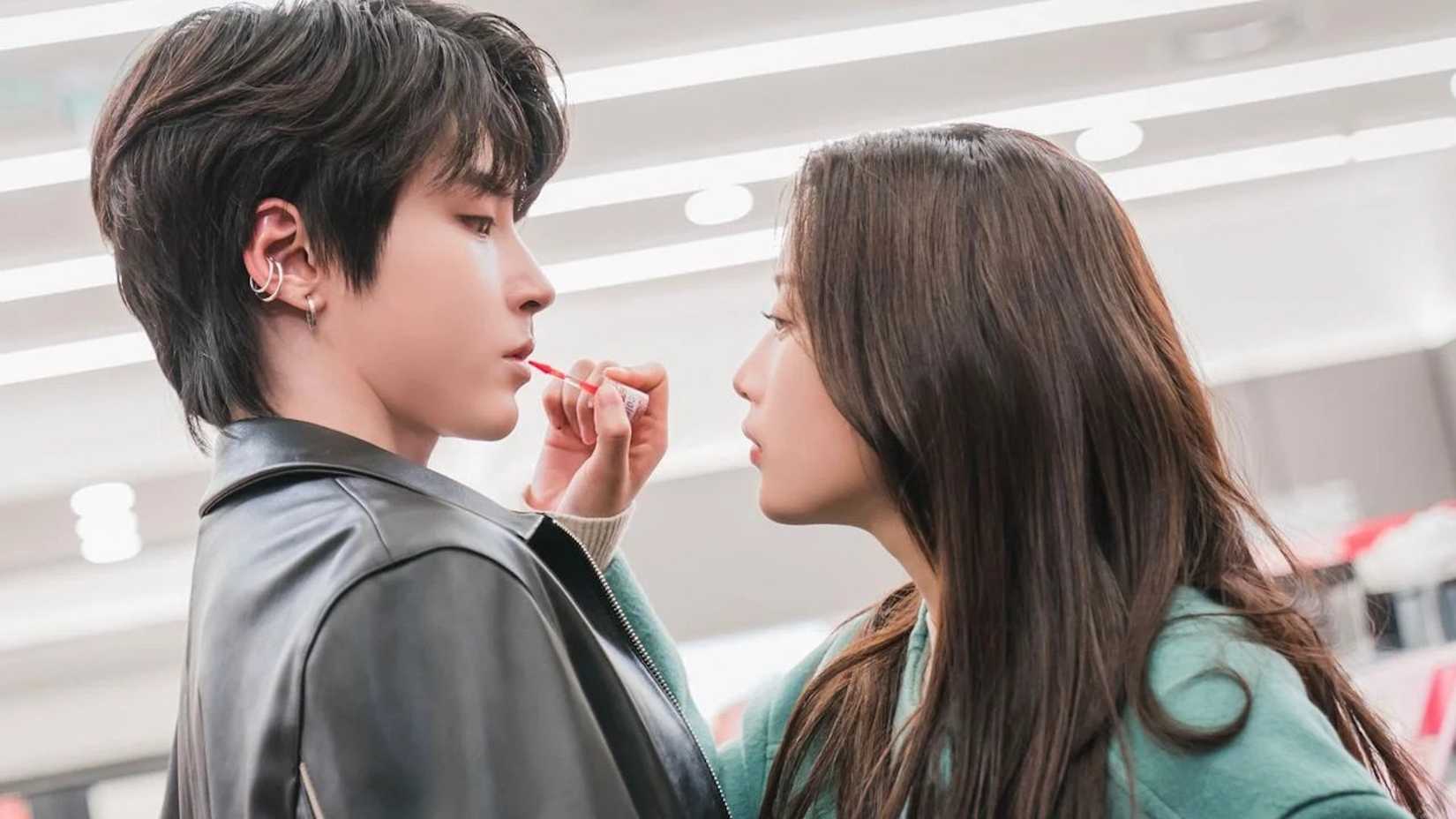 Lim Ju-kyung (Moon Ga-young) applying lip tint to Han Seo-jun (Hwang In-youp) in True Beauty.