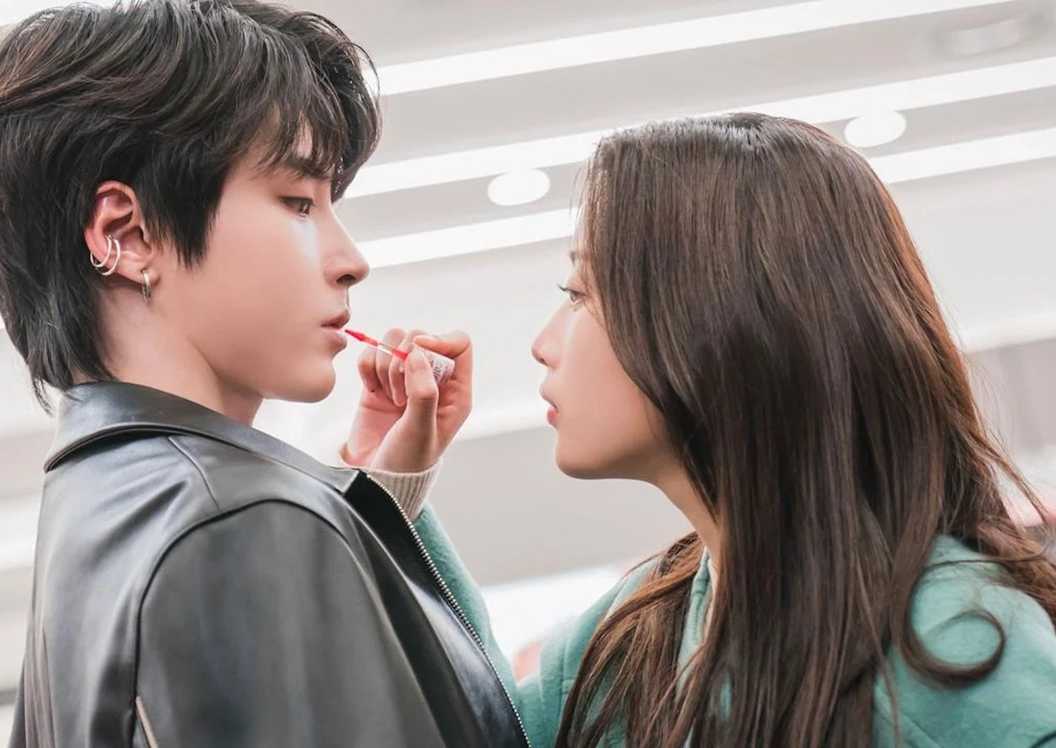 Lim Ju-kyung (Moon Ga-young) applying lip tint to Han Seo-jun (Hwang In-youp) in True Beauty.