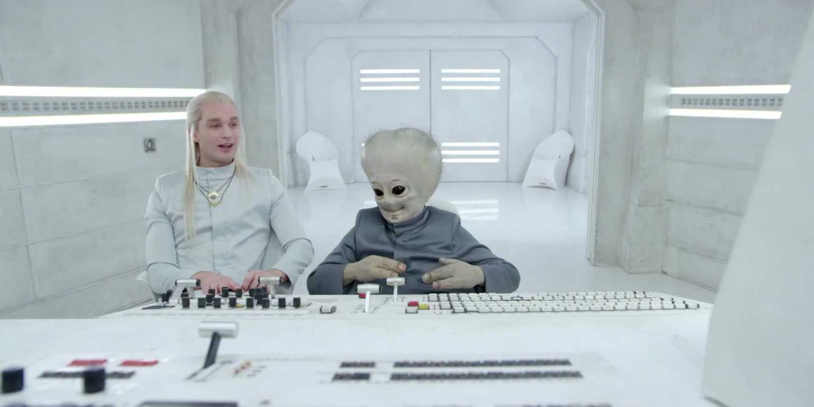 Due alien al lavoro in People of Earth