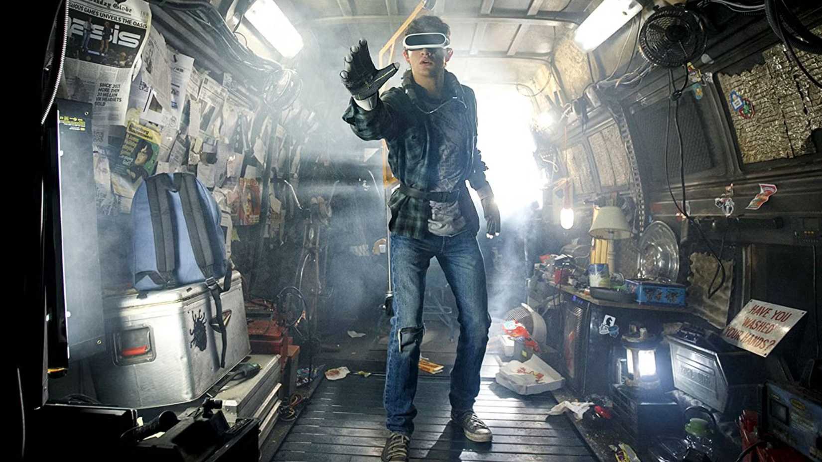 Tye Sheridan como Wade Watts usando um headset de VR em Ready Player One
