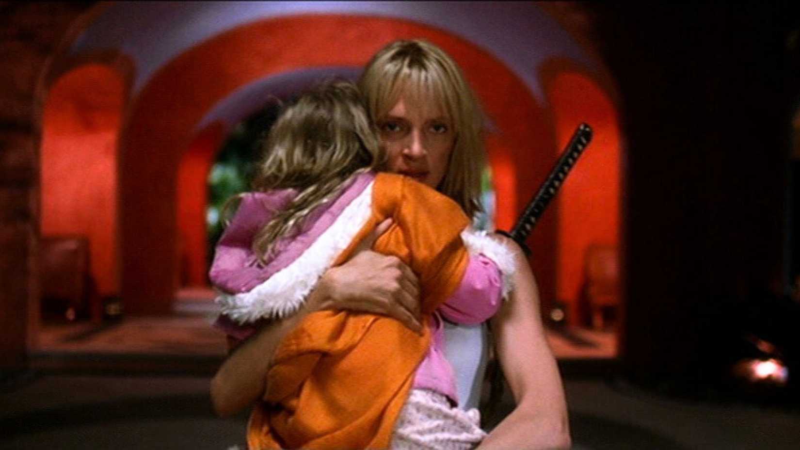 Uma Thurman as the Bride holding her daughter in Kill Bill