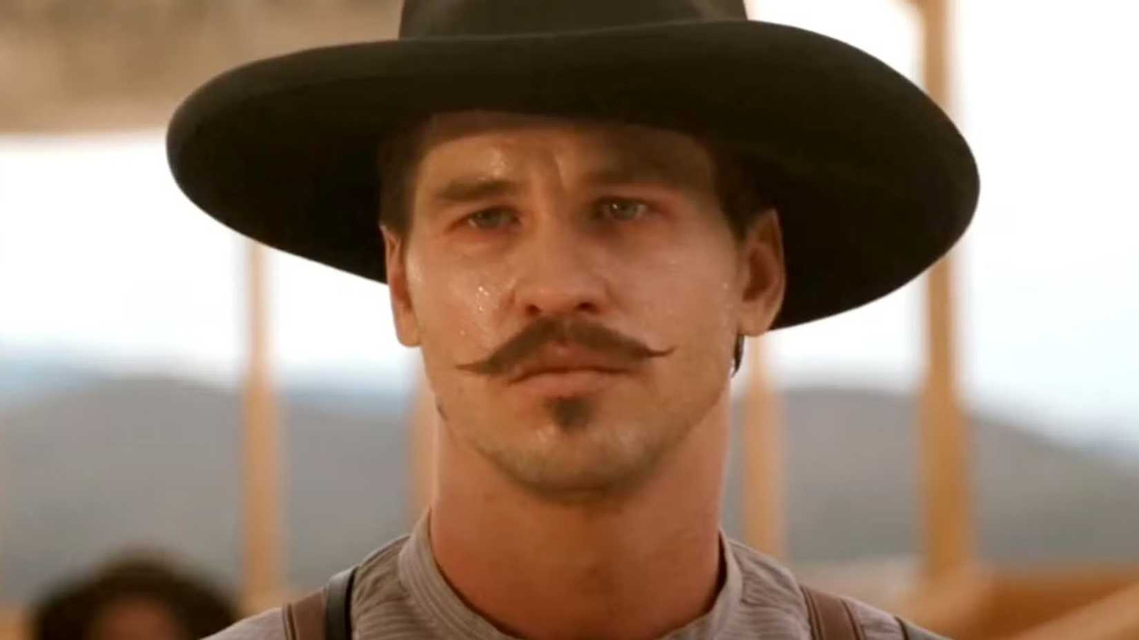 Val Kilmer com aparência doente como Doc Holliday em Tombstone