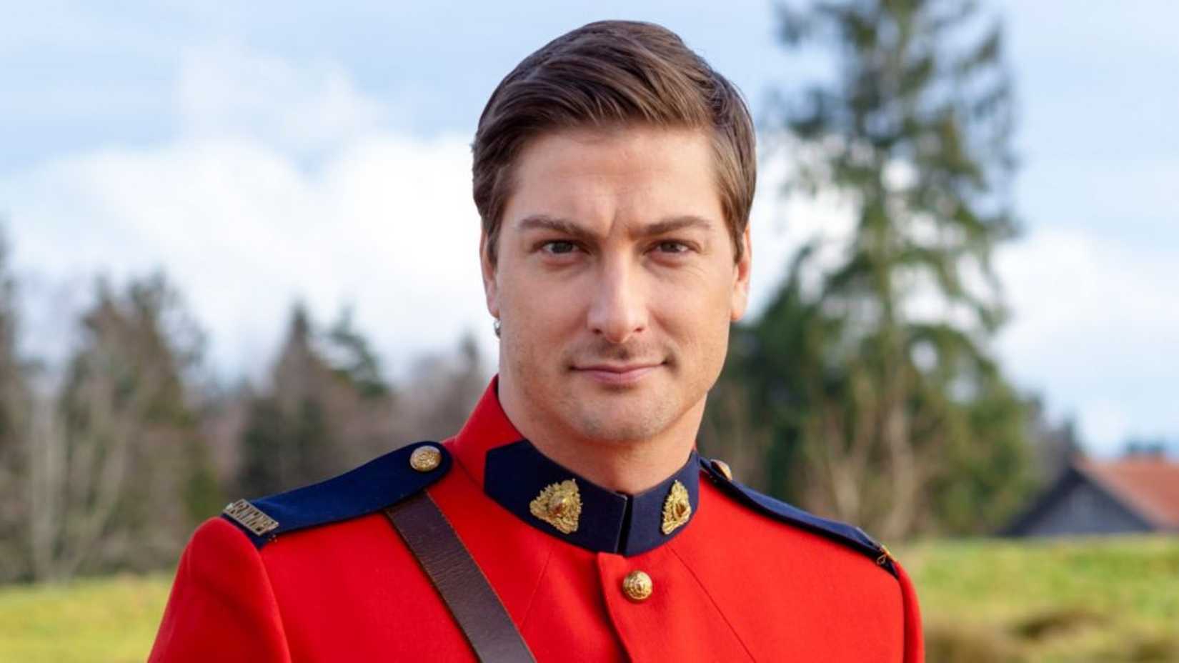 When Calls the Heart's Daniel Lissing (Jack Thornton) Smiling