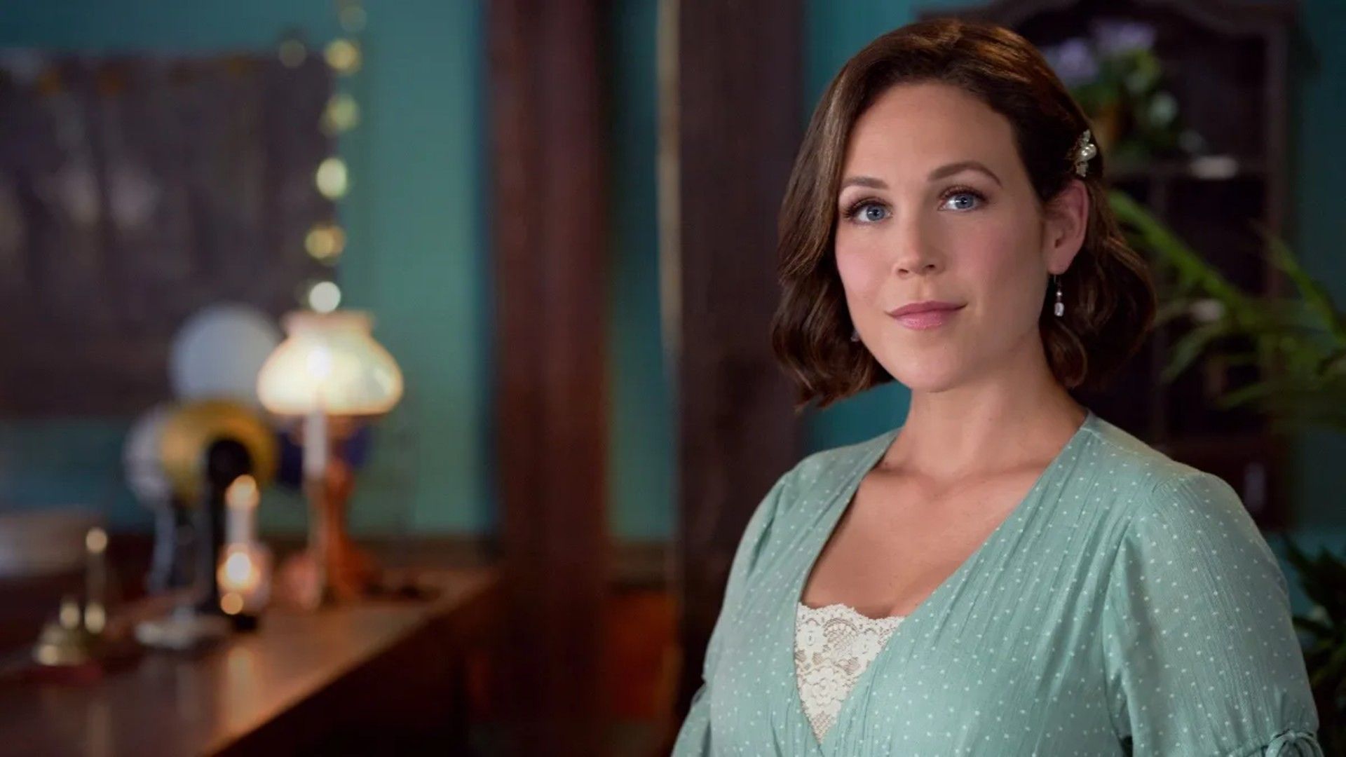 Quando Calls the Heart - Erin Krakow in Christmas Above the Clouds
