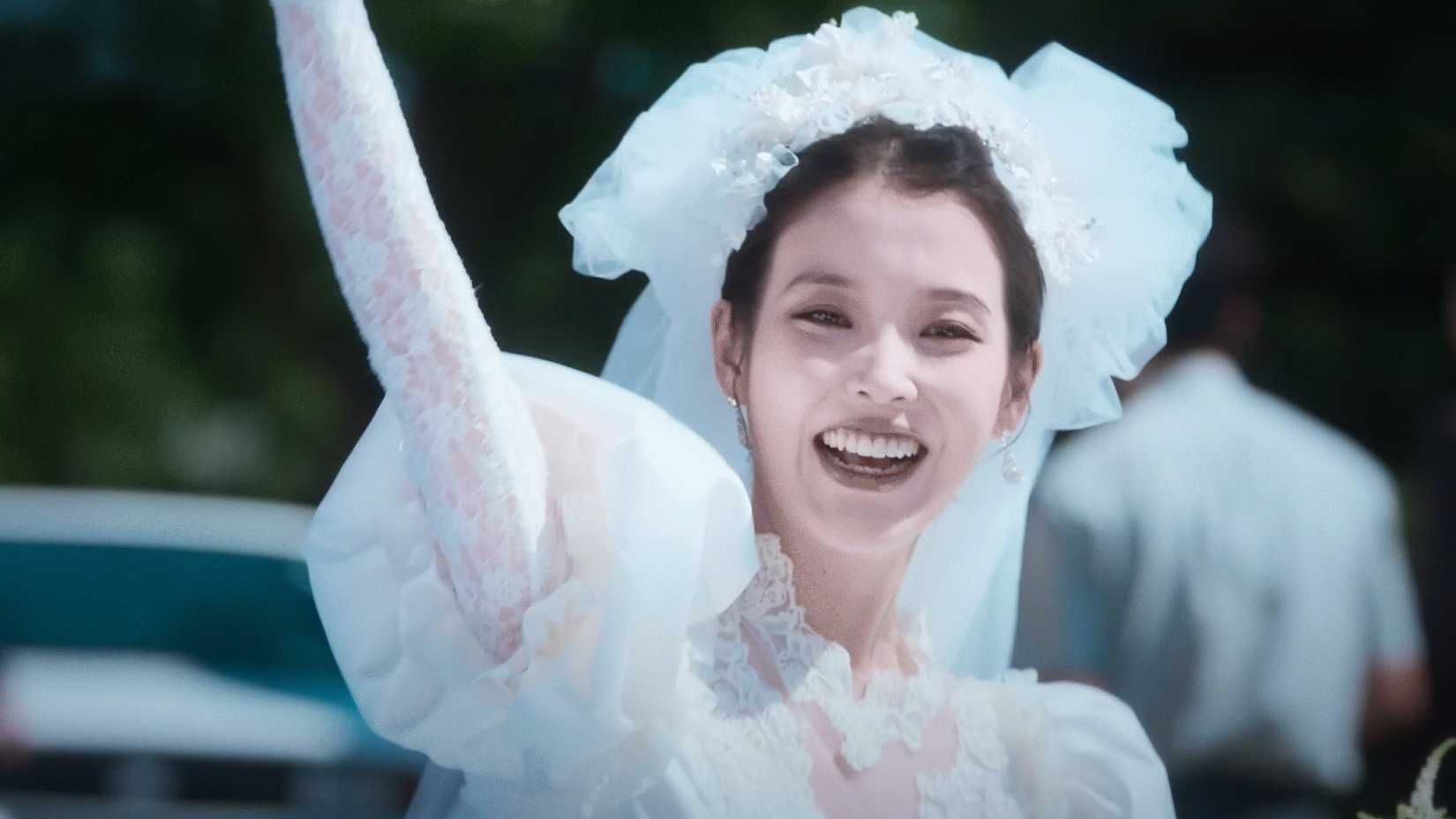 IU/Lee Ji-eun vestida de novia en When Life Gives You Tangerines.