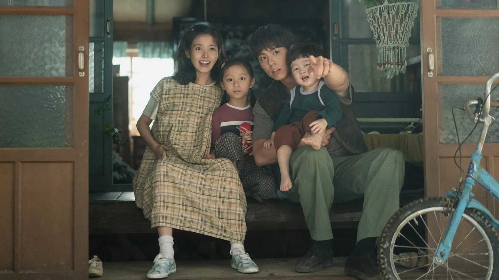 Una pareja casada con dos hijos en el drama coreano de 2025 Cuando la Vida Te Da Mandarinas.