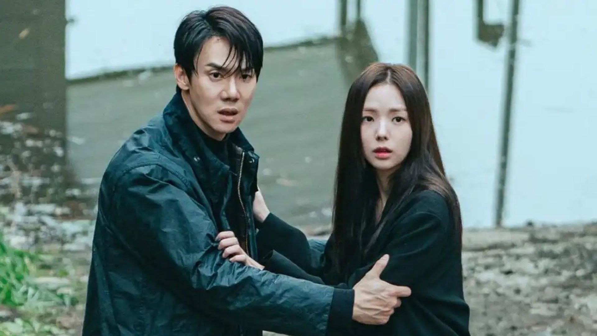 Una coppia preoccupata si tiene per mano nel drama coreano When The Phone Rings