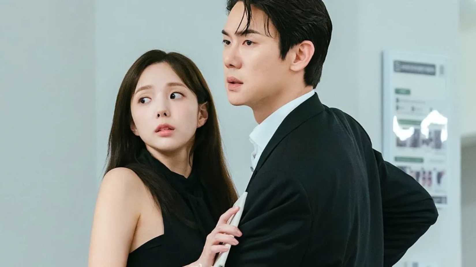 Um marido e uma esposa parecem assustados no K-Drama da Netflix When The Phone Rings.