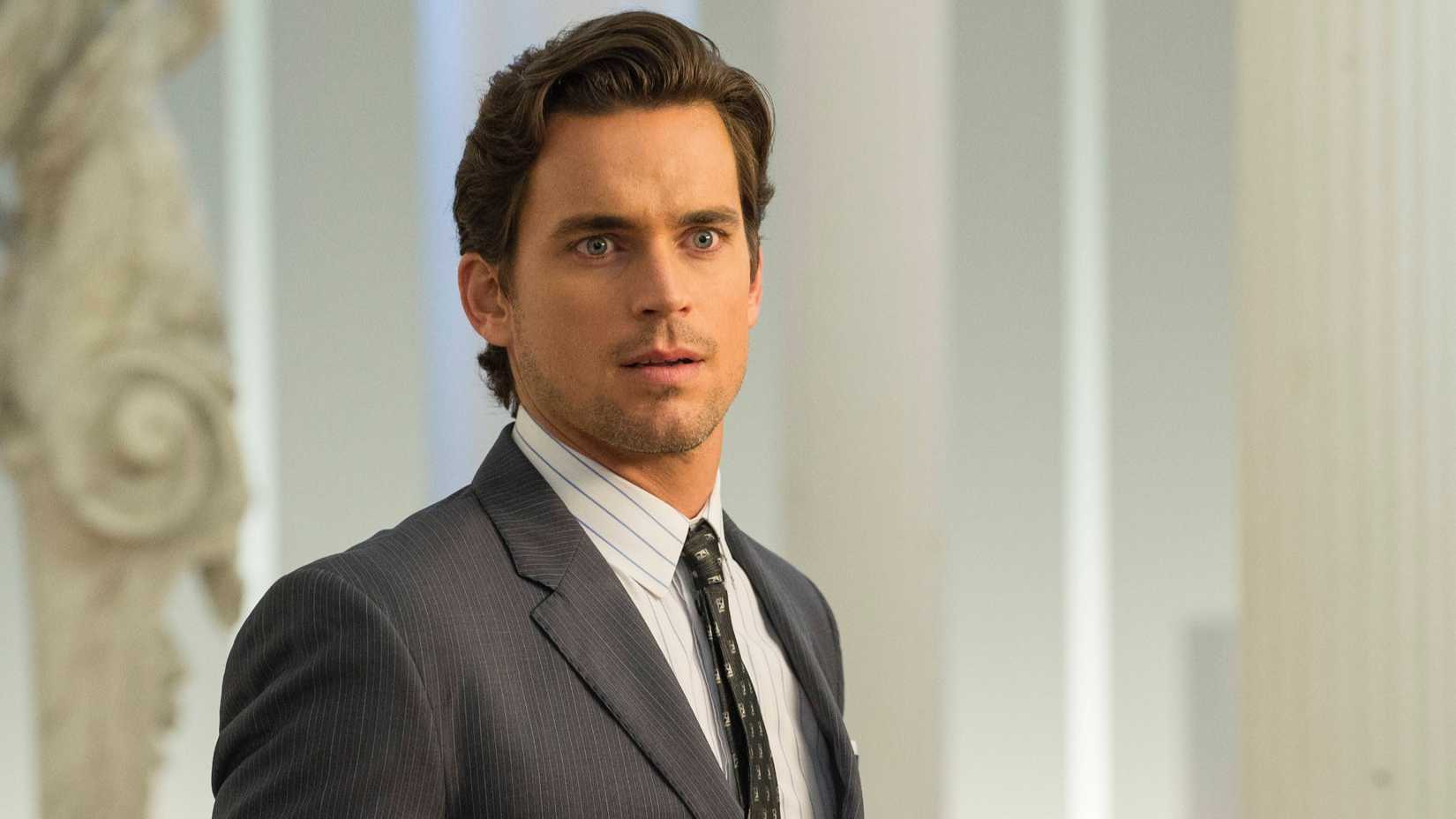 Matt Bomer em cena de produção televisiva