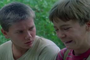 Wil Wheaton as Gordie crying next to River Phoenix as Chris in Stand by Me
