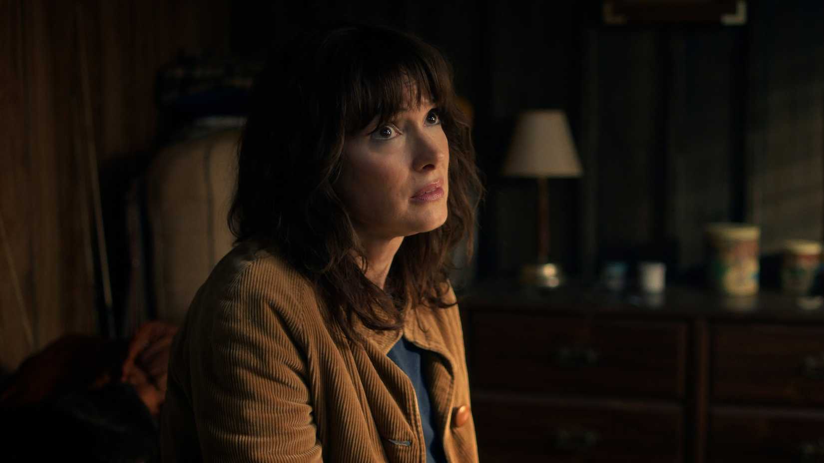 Winona Ryder como Joyce Byers em Stranger Things