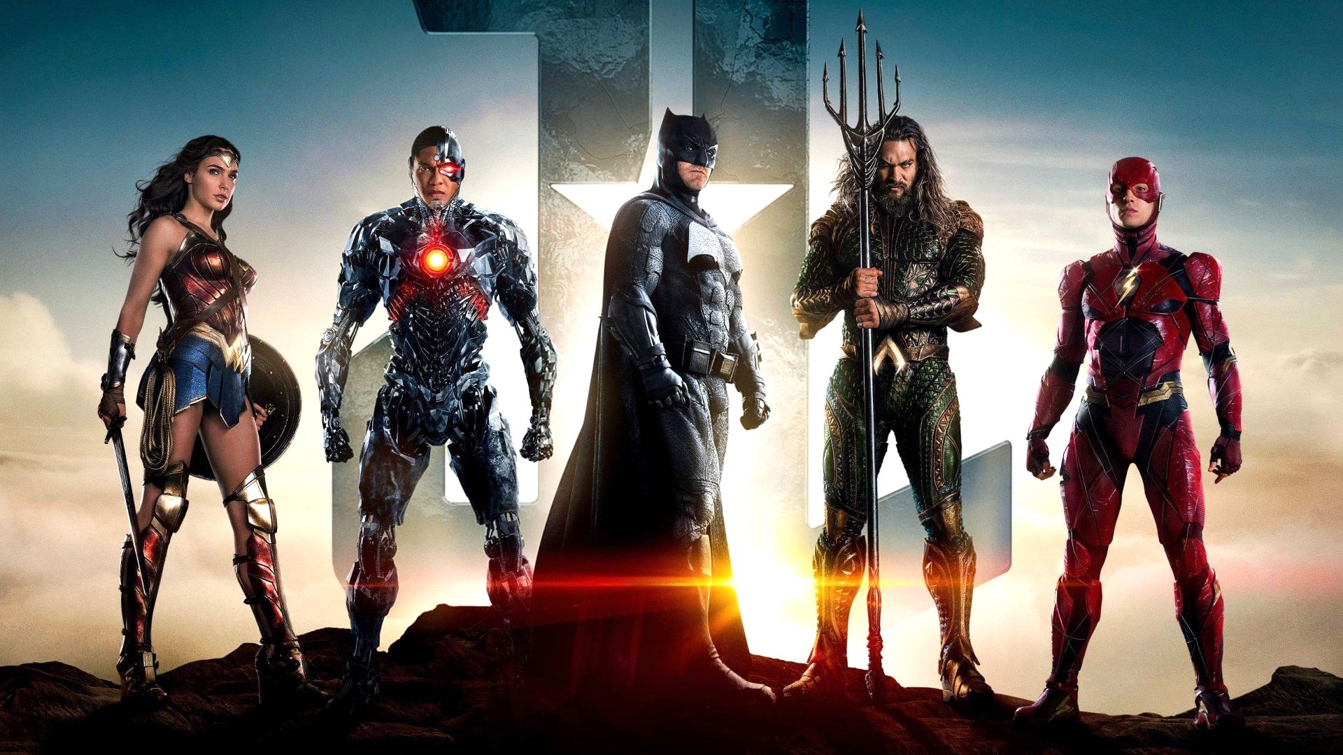 Heróis da Liga da Justiça reunidos em frente ao logo da equipe.